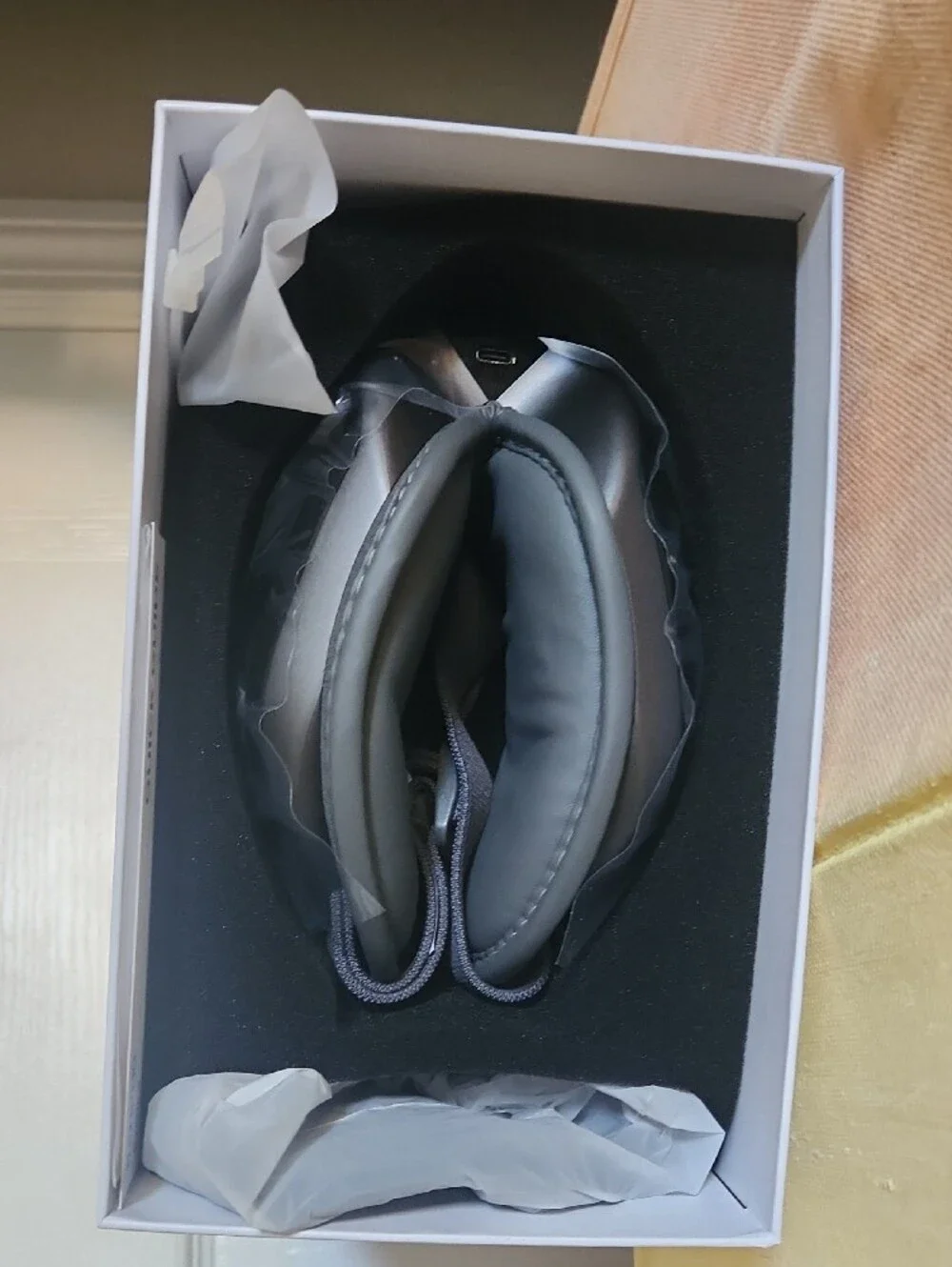 Eyeris 3 Black Eye Massager - Relaxing Heat & Vibration